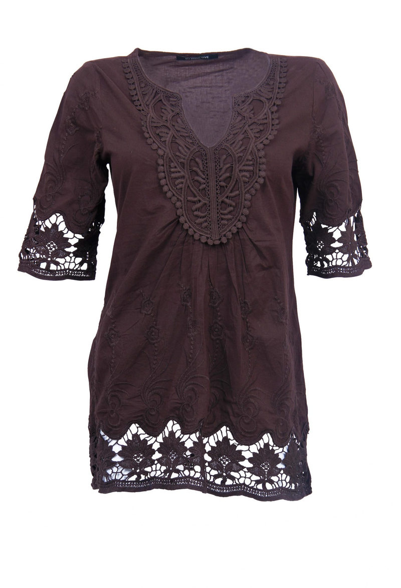 Combination of hakoba embroidery and lace on a lightweight poplin top