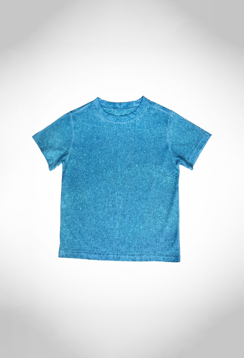 Garment allover sprayed boy’s tee in 100% cotton 160 gsm jersey, softner washed